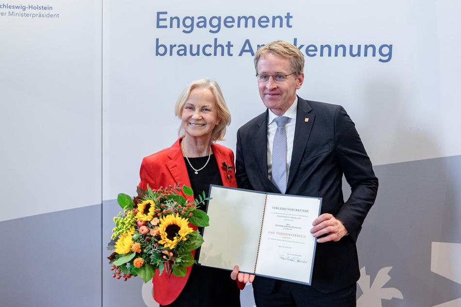Ministerpräsident Daniel Günther (49, CDU) überreicht das Verdienstkreuz am Bande des Verdienstordens der Bundesrepublik Deutschland (Bundesverdienstkreuz) an Heikedine Körting (77).