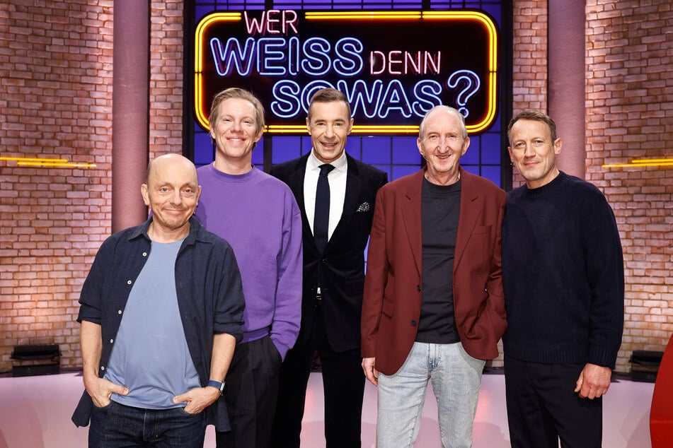 Moderator Kai Pflaume (58, M.) und seine Rateteam-Kapitäne Bernhard Hoëcker (55, l.) und Wotan Wilke Möhring (58, r.) begrüßen in Folge 1377 den Komiker Simon Gosejohann (50, 2.v.l.) und den Komiker Mike Krüger (74).