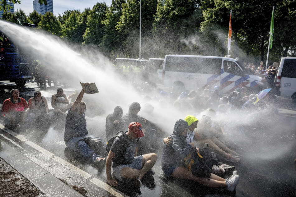 Polizisten bekämpften die Demonstranten auch mit Wasserwerfern.