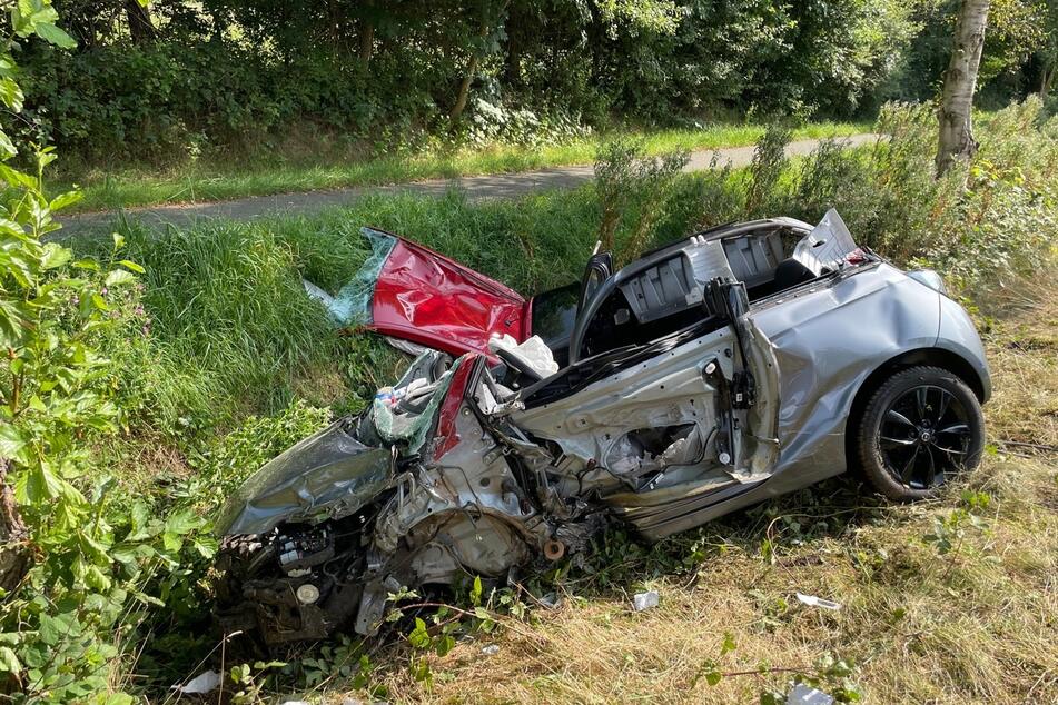 Durch den Zusammenstoß mit einem Baum wurde das Auto der schwer verletzten Frau stark beschädigt.