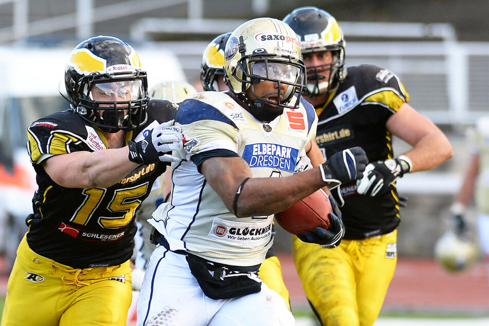 Halbfinale 2013: Mit dem Ball unterm linken Arm läuft Monarchs-Runningback Trevar Deed der Berliner Defense davon. In der Partie markierte der Amerikaner vier Touchdowns, in der gesamten Saison 2013 sagenhafte 57.