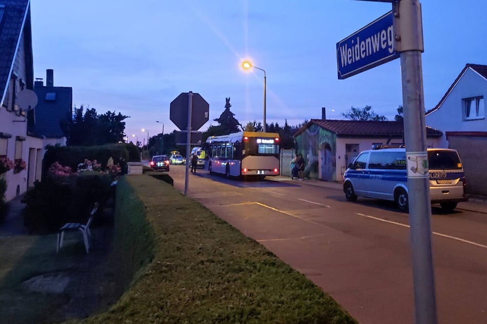 Leipzig: Polizei muss einschreiten: Jugendliche gehen in Linienbus aufeinander los