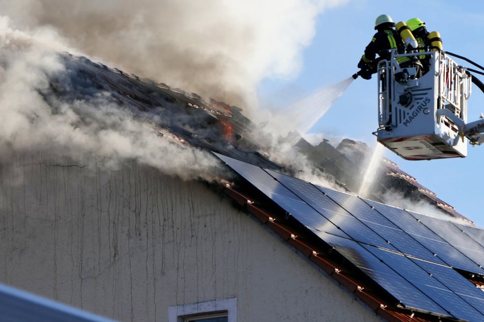 Feuerwehr im Großeinsatz: Flammen breiten sich rasend schnell in Wohnhaus aus