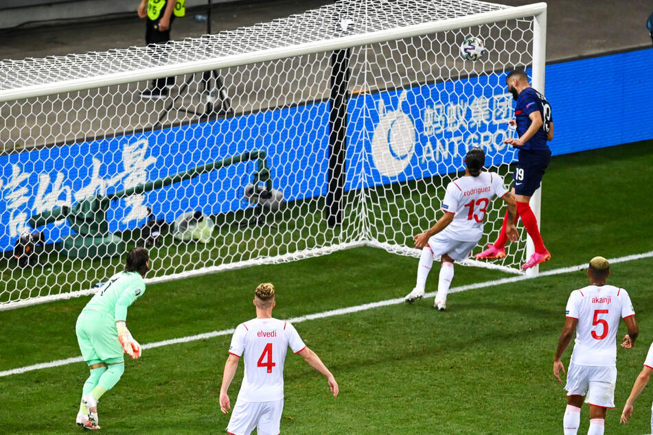 Der Doppelschlag ist perfekt: Karim Benzema (2.v.r.) nickt zum 2:1 für Frankreich ein.
