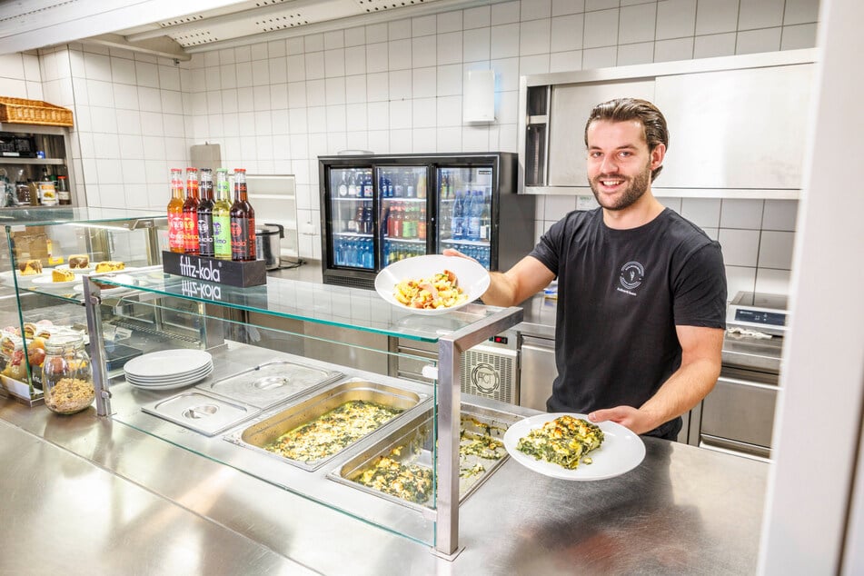 Jonas Zakostelecky (27) zeigt, was die Theatermitarbeiter in der Kantine schlemmen können.