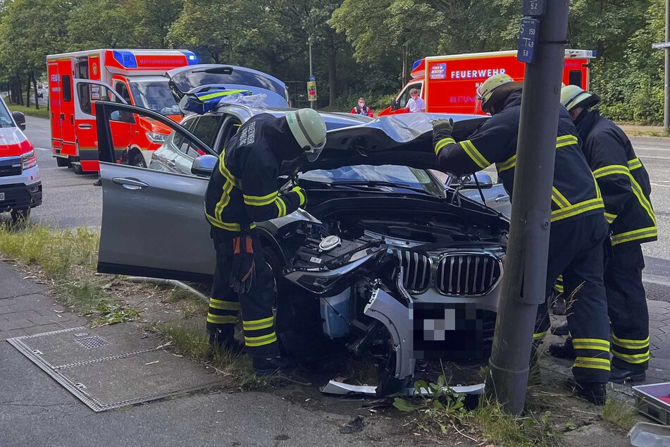 Der BMW war aus noch ungeklärter Ursache von der Fahrbahn abgekommen und gegen den Laternenmast gekracht.