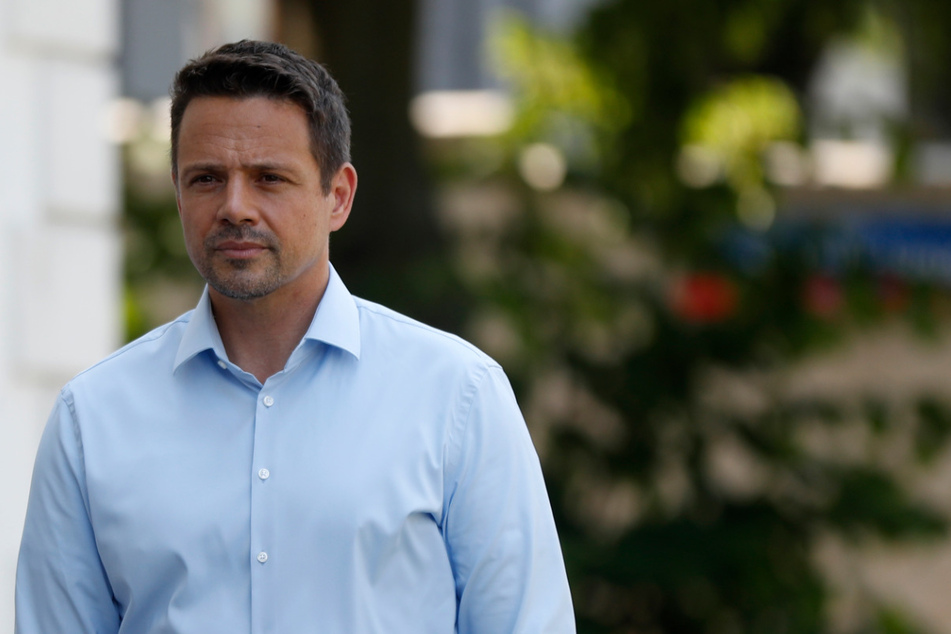 Rafal Trzaskowski (48), Bürgermeister von Warschau und Präsidentschaftskandidat von Polens größtem Oppositionsbündnis, ist auf dem Weg zu einem Wahllokal, um bei der Präsidentschaftswahl seine Stimme abzugeben.