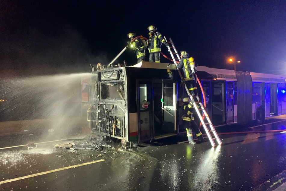 In Magdeburg hat ein Linienbus am Mittwoch während der Fahrt Feuer gefangen.