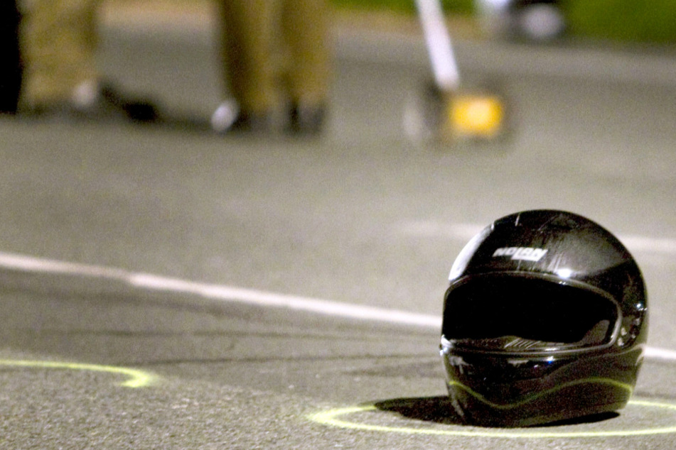 Ein Motorradfahrer ist beim Überholen eines Autos in Roding im Freistaat Bayern auf der Bundesstraße 85 tödlich verunglückt. (Symbolbild)
