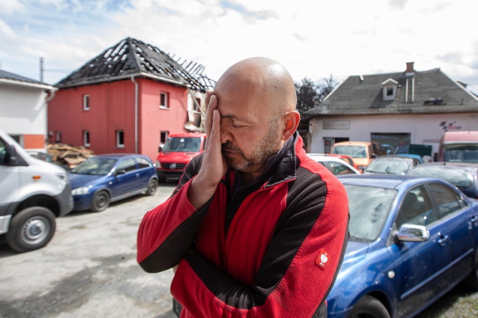 Khaled Al Najjar (55) steht vor dem völlig zerstörten Wohnhaus. Trotz des Schocks gibt er sich kämpferisch.