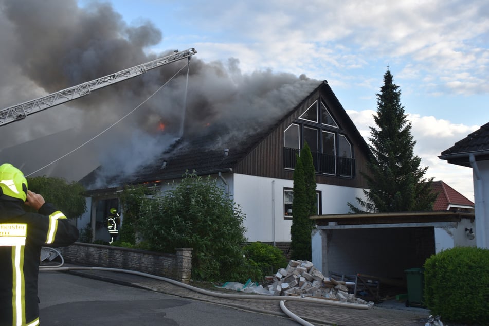 Am Donnerstagabend schlugen dicke Rauchwolken aus dem Dachstuhl eines Einfamilienhauses in Niedersachsen.