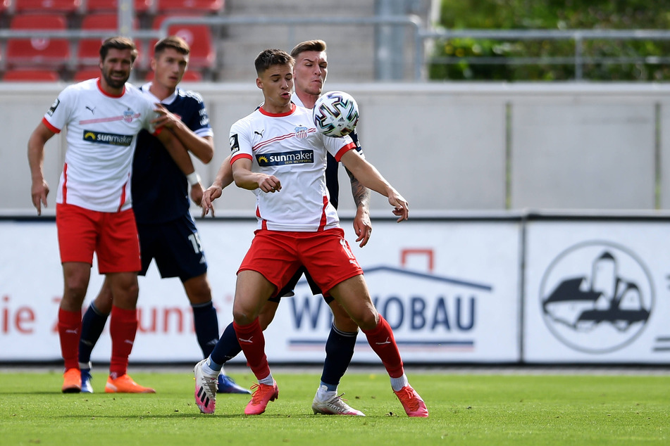 Dustin Willms (v., gegen Hachings Niklas Stierlin) konnte in der Vorwoche im Sturm neben Ronny König (h.) gefallen. Am Samstag in Duisburg auch?