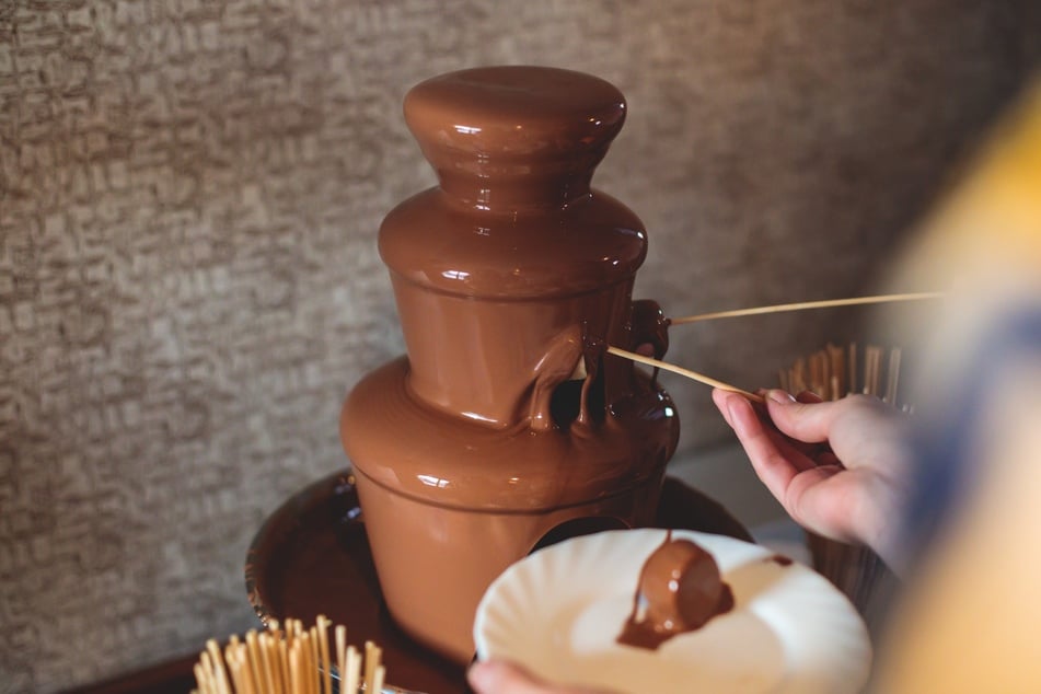 Für eine gute Fließfähigkeit muss die Schokolade fetthaltig sein und darf nicht auskühlen. (Symbolbild)