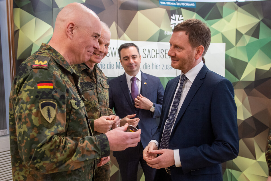 Militärs und Zivilisten unter sich: Hartmut Renk (57, US Army Europe), Jürgen Weigt (62, Bundeswehr), Timothy Eydelnant (46, US-Generalkonsul) und Ministerpräsident Michael Kretschmer (44, CDU).