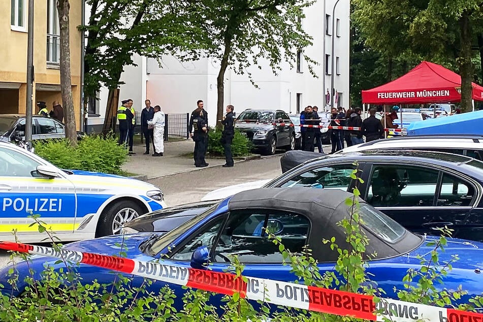 Einsatzkräfte der Polizei vor dem Mehrfamilienhaus im Stadtteil Milbertshofen. (Archivfoto)