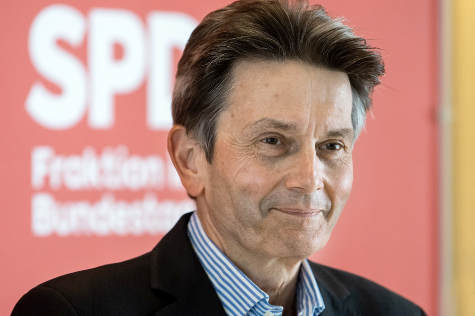 SPD-Fraktionschef Rolf Mützenich (62) sagte: "Jens Spahn sollte seine Verantwortung wahrnehmen, klar kommunizieren und als geschäftsführender Gesundheitsminister die Geschäfte auch tatsächlich führen - und nicht sein Amt für Werbeveranstaltungen in eigener Sache mit Blick auf den CDU-Vorsitz missbrauchen."