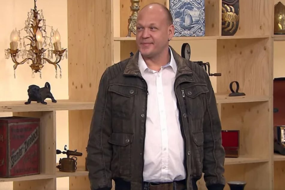 Sebastian Paul aus Peine bietet bei "Bares für Rares" sechs Designer-Stühle an, die er auf dem Dachboden seiner Mutter fand.