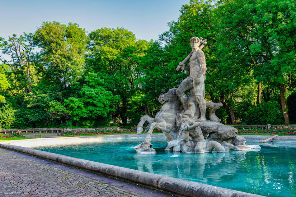 Tatort der Körperverletzung ist wahrscheinlich eine der Parkbänke rund um den Neptunbrunnen im Alten Botanischen Garten in München.