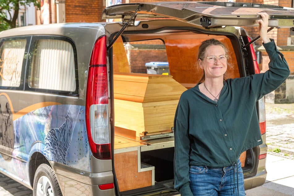 Nach Jahrzehnten der Arbeit als Hebamme betreibt Stefanie Möller (49) nun ein Bestattungsunternehmen. Hier steht sie an ihrem Leichenwagen.