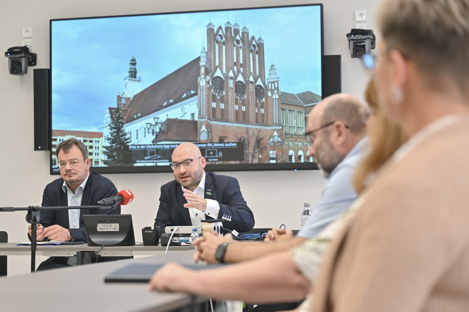 René Wilke (2.v.l., parteilos), Oberbürgermeister der Stadt Frankfurt (Oder) informierte am Dienstag über die Hochwasserlage.