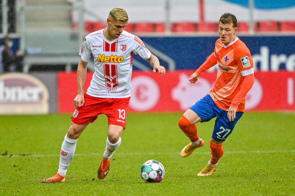 Tim Skarke (r.) vom SV Darmstadt 98 im Zweikampf mit dem Regensburger Erik Wekesser.