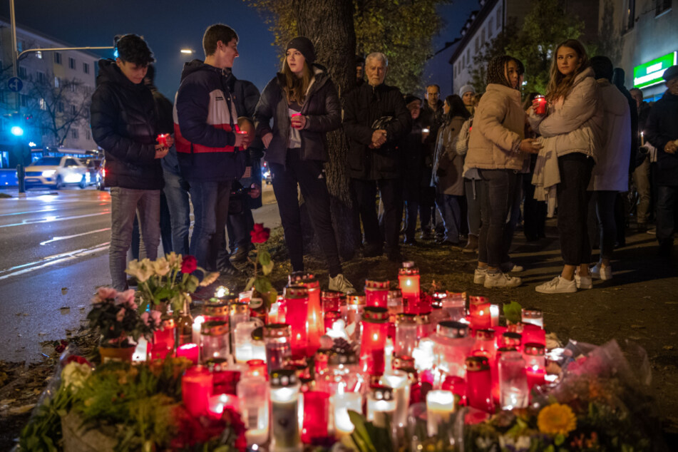 Freunde und Verwandte des getöteten Schülers legten Kerzen und Blumen an der Unglücksstelle nieder.