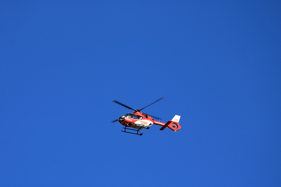 Der schwer verletzte Arbeiter wurde mit einem Hubschrauber in eine Klinik geflogen. (Symbolbild)