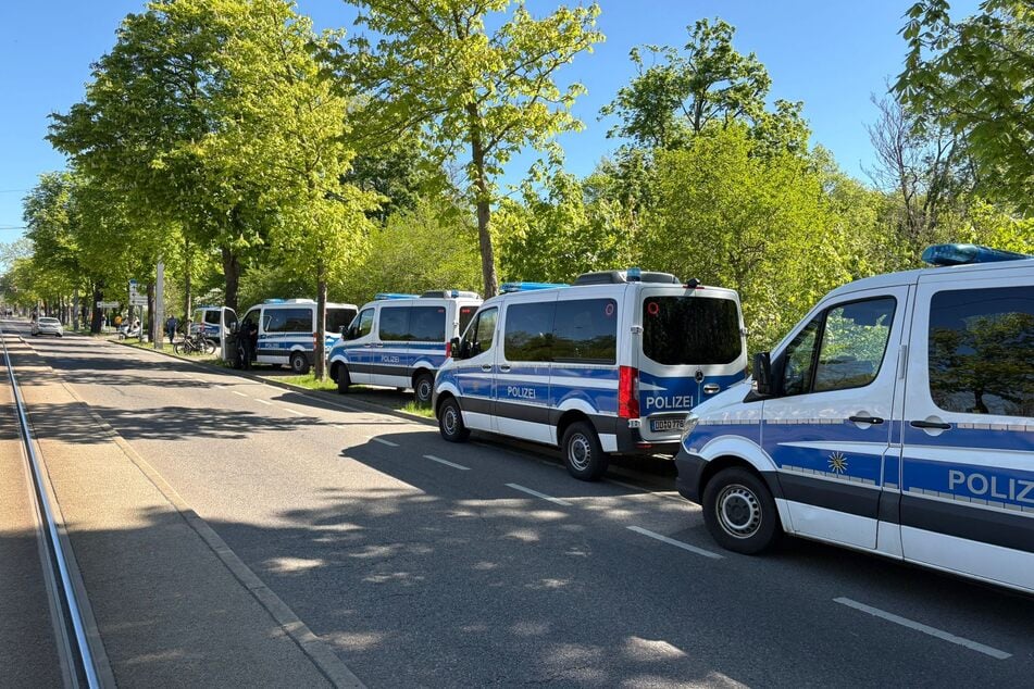 Die Einsatzkräfte der Polizei stehen vor dem Stadion schon bereit.