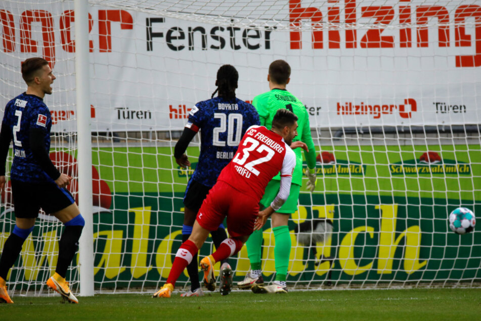 Vincenzo Grifo (2.v.r..) trifft gegen seinen alten Teamkollegen Alexander Schwolow (r.) zum 1:0.