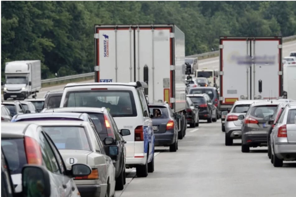 Der Verkehr staute sich in beide Fahrtrichtungen der A14. (Symbolbild)