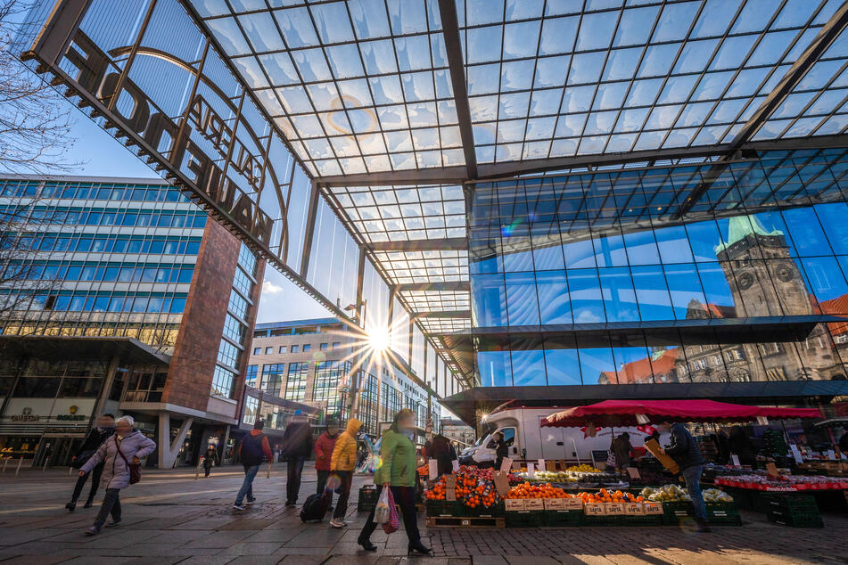 Marktstände vor der Galeria Kaufhof - und bald auch darin? Zur Innenstadtbelebung schlagen Handelsexperten eine Markthalle vor.