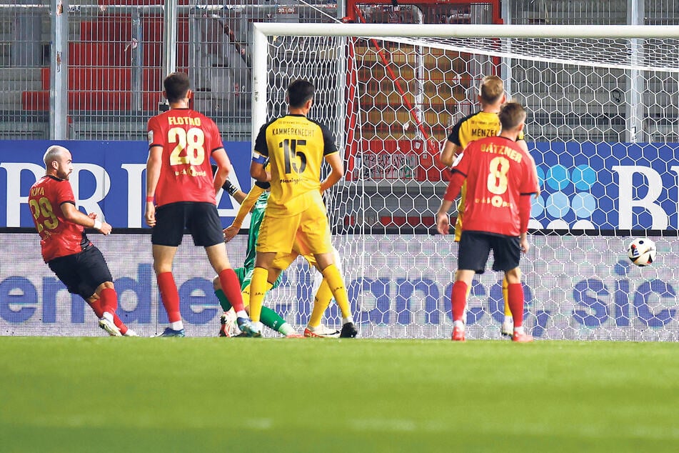 Das Tor des Tages: Fatih Kaya (24, l.) köpft völlig freistehend zum 1:0 für Wiesbaden ein. Da stimmte im Abwehrverbund von Dynamo gar nichts.