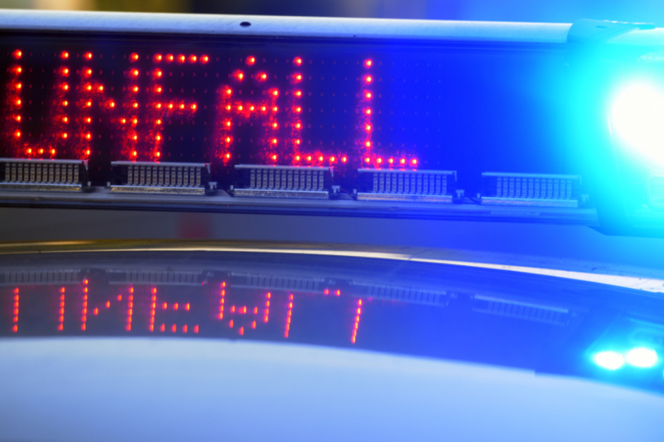 Ein betrunkener Autofahrer ist auf der Autobahn 8 in Bayern mit seinem Fahrzeug auf einen anderen Wagen aufgefahren. (Symbolbild)