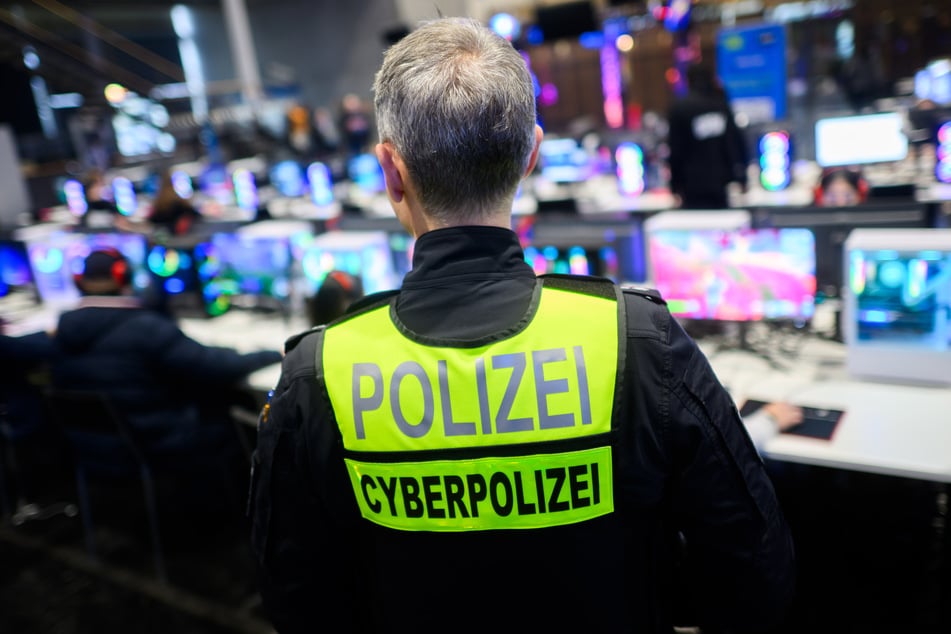 Seit 2008 ist es der deutschen Polizei möglich, insgeheim die Geräte von potenziellen Terroristen mit Virus-Programmen zu infizieren.