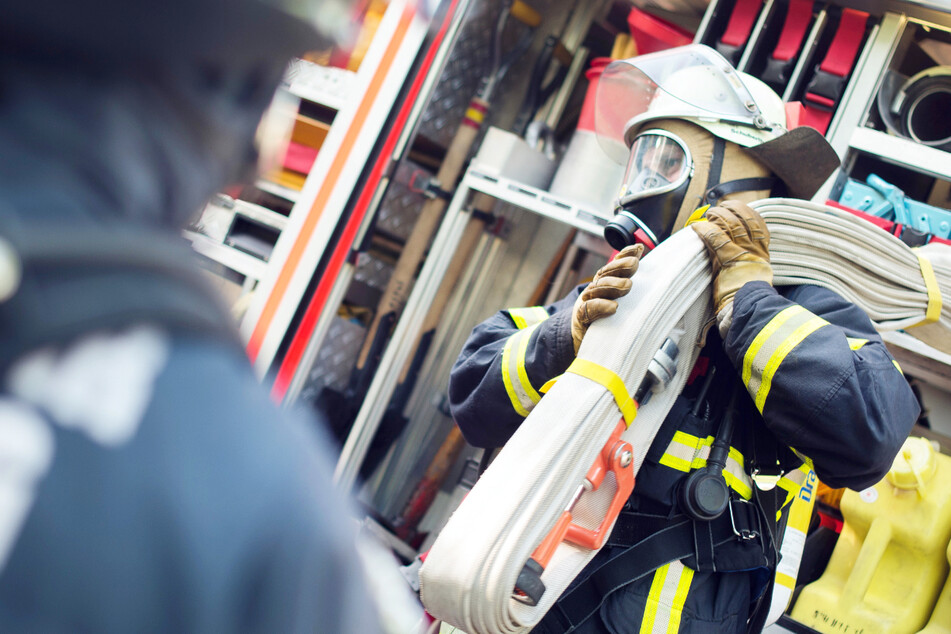 Mehr als 24 Stunden nach Ausbruch eines Brandes in einem Haus sind Feuerwehrleute noch mit Löscharbeiten beschäftigt. (Symbolbild)