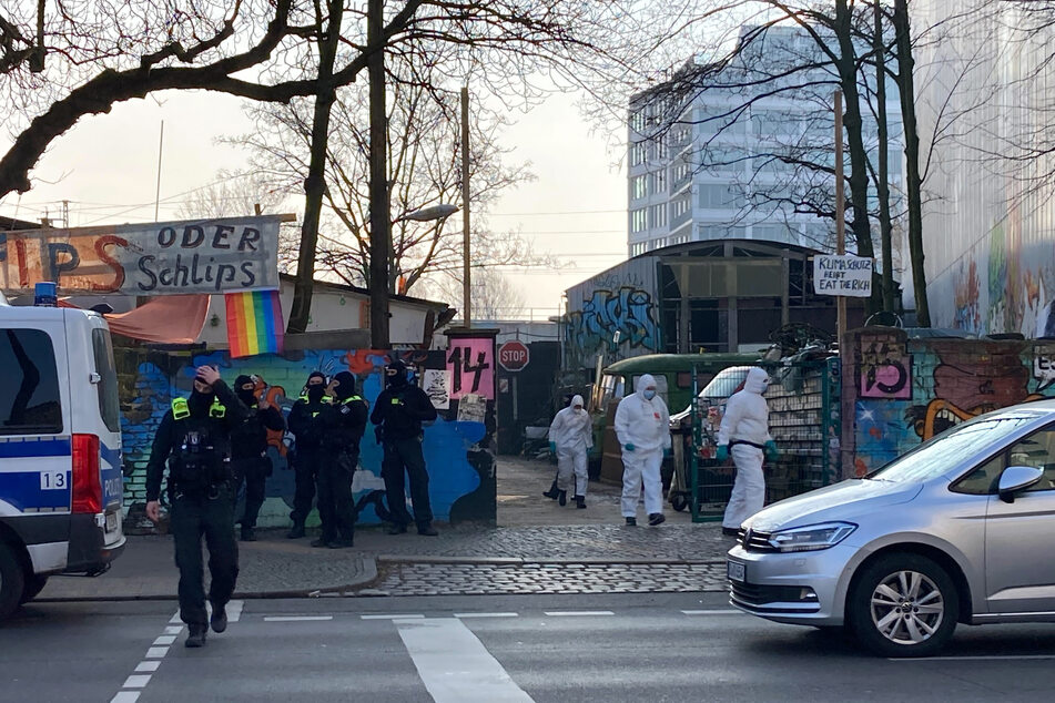 Am Sonntagmorgen durchsucht die Polizei ein ehemaliges Gewerbegelände am Markgrafendamm.