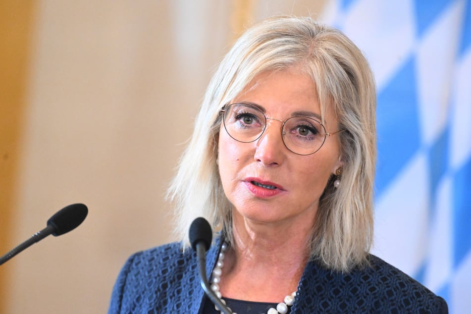 Sozialministerin Ulrike Scharf (58, CSU) sieht keinen Grund, die Beiträge in Kitas zu erhöhen.