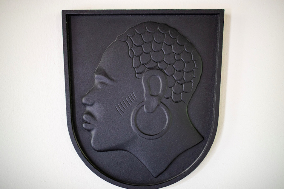 Der "Coburger Mohr" ziert ein gußeisernes Wappen. Die Darstellung soll an den Heiligen Mauritius erinnern und ist seit 1354 das Symbol der Stadt.