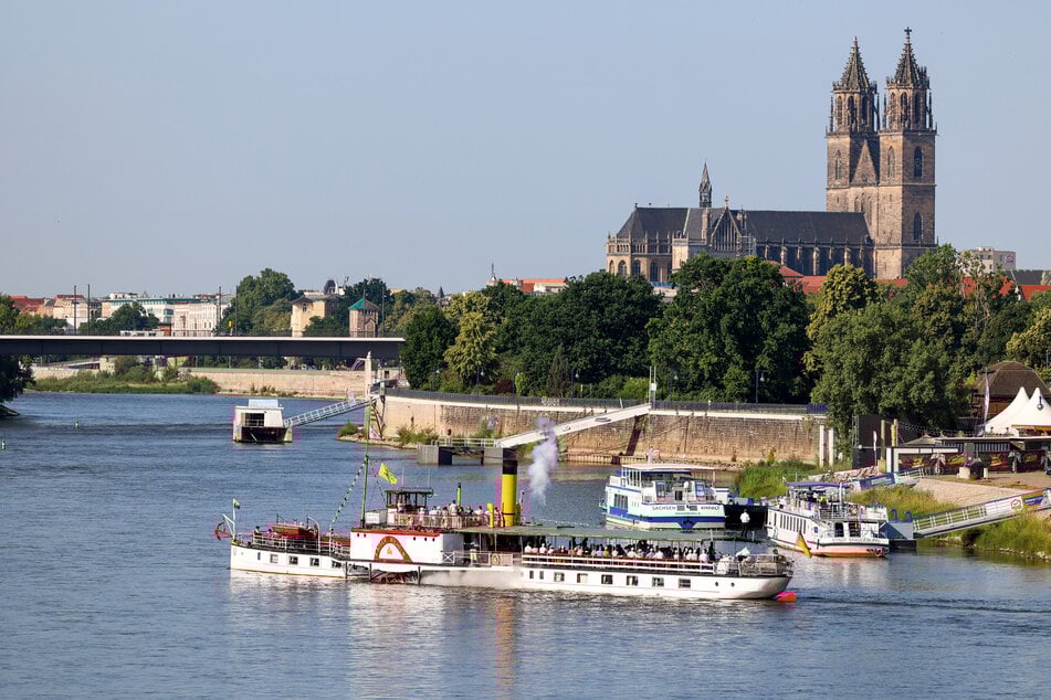 Das Museumsschiff "Kaiser Wilhelm" aus Lauenburg durchquerte zum 125. Jubiläum auch die Elbe bei Magdeburg.