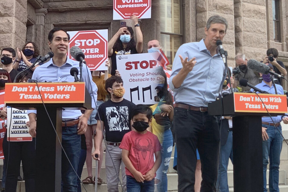 Julián Castro (l.) and Beto O'Rourke joined activists at a voting rights rally in front of the Texas Capitol on Saturday.