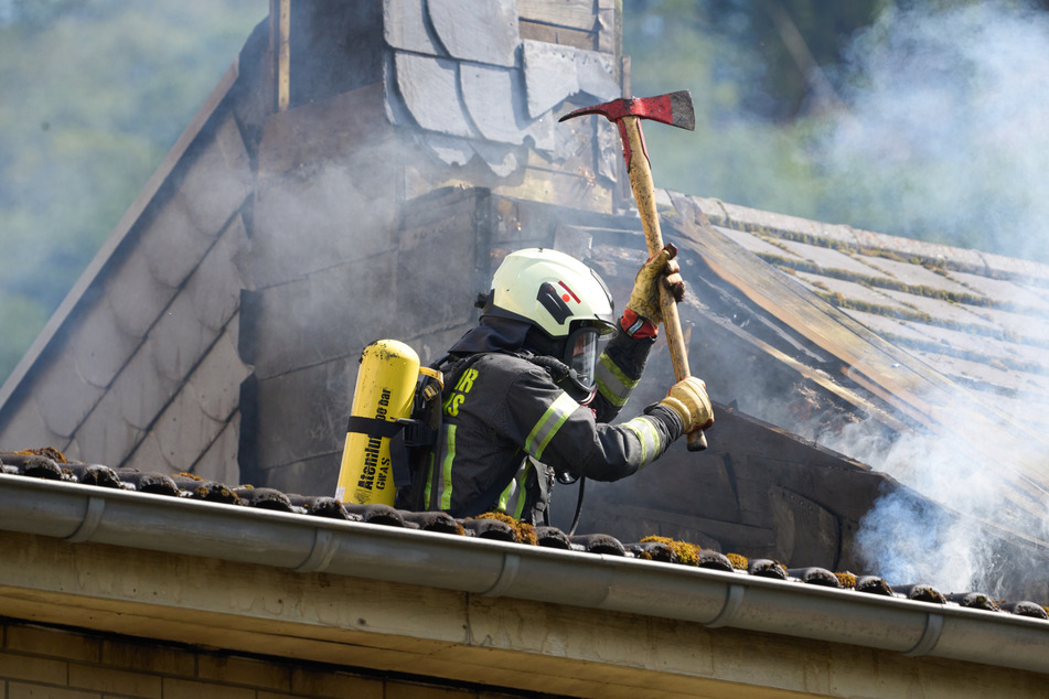 Im rheinland-pfälzischen Bad Ems brannte am Freitag ein komplettes Wohnhaus. Mittlerweile konnten die Einsatzkräfte das Feuer löschen.