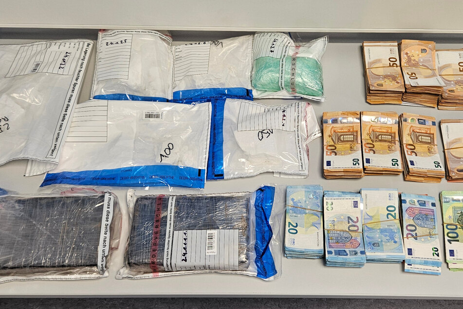 In Braunschweig wurden über drei Kilo Kokain und 250.000 Euro Bargeld bei einer Razzia gefunden.