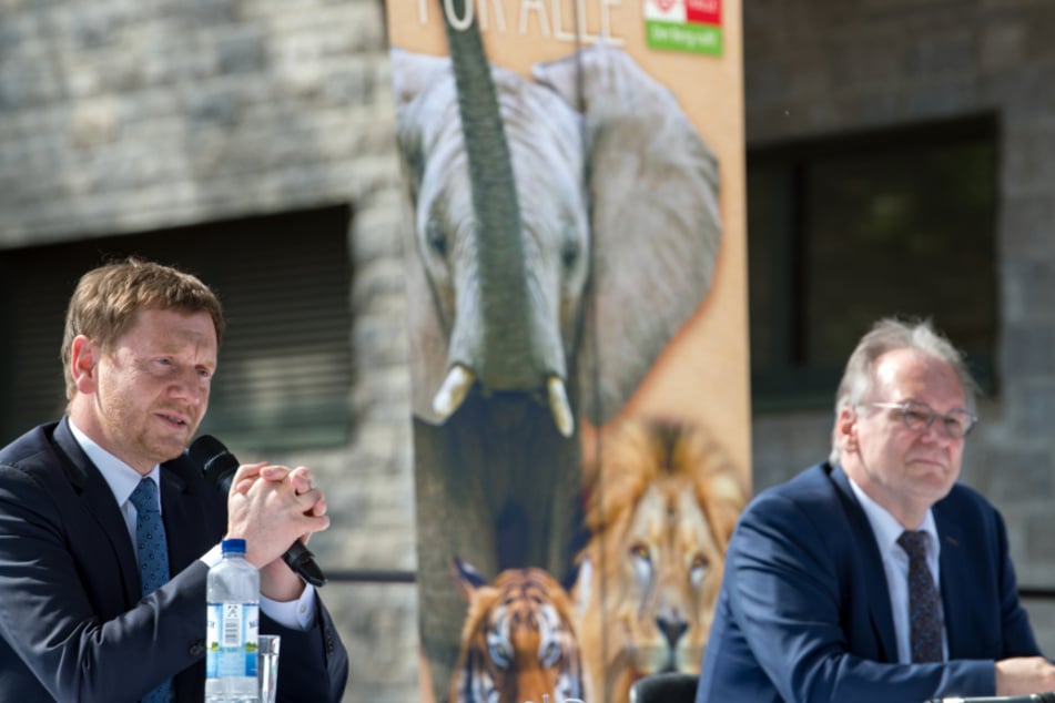 Michael Kretschmer (44, CDU, l.), Ministerpräsident von Sachsen, und Reiner Haseloff (66, CDU), Ministerpräsident von Sachsen-Anhalt, während einer Pressekonferenz im Bergzoo in Halle/Saale.