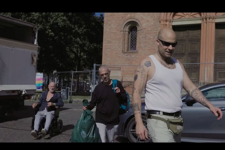 Der Berliner Filmemacher und Künstler Daniel Hopp (38, r.) dreht häufig mit Obdachlosen und Drogenabhängigen.