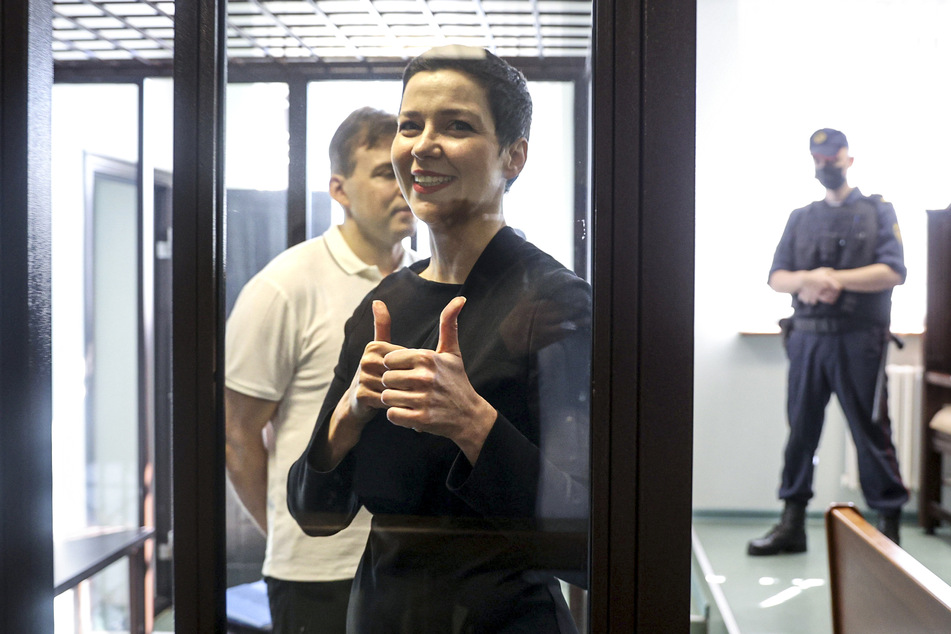 Maria Kolesnikowa (39) und Maxim Znak (hinten), Rechtsanwalt und führender Oppositioneller in Belarus, kommen zur Gerichtsverhandlung. Beide wurden zu Haftstrafen verurteilt.
