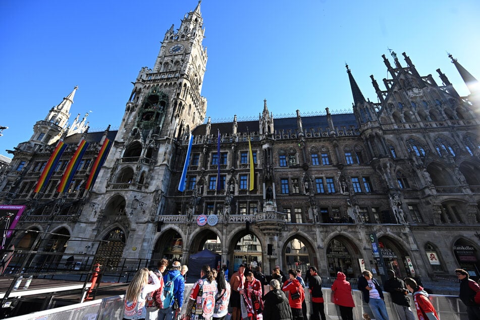 Die ersten Fans haben sich schon am Morgen am Marienplatz eingefunden.