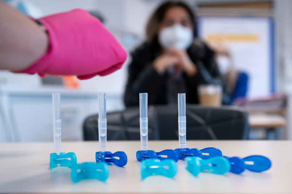 In NRW gilt eine Testpflicht an Schulen, mehrere Schüler haben dagegen am OVG einen Eilantrag eingereicht und wurden abgewiesen. (Symbolbild)