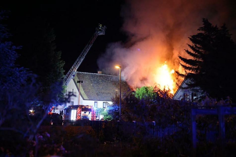 Der Dachstuhl des Mehrfamilienhauses brannte in voller Ausdehnung.