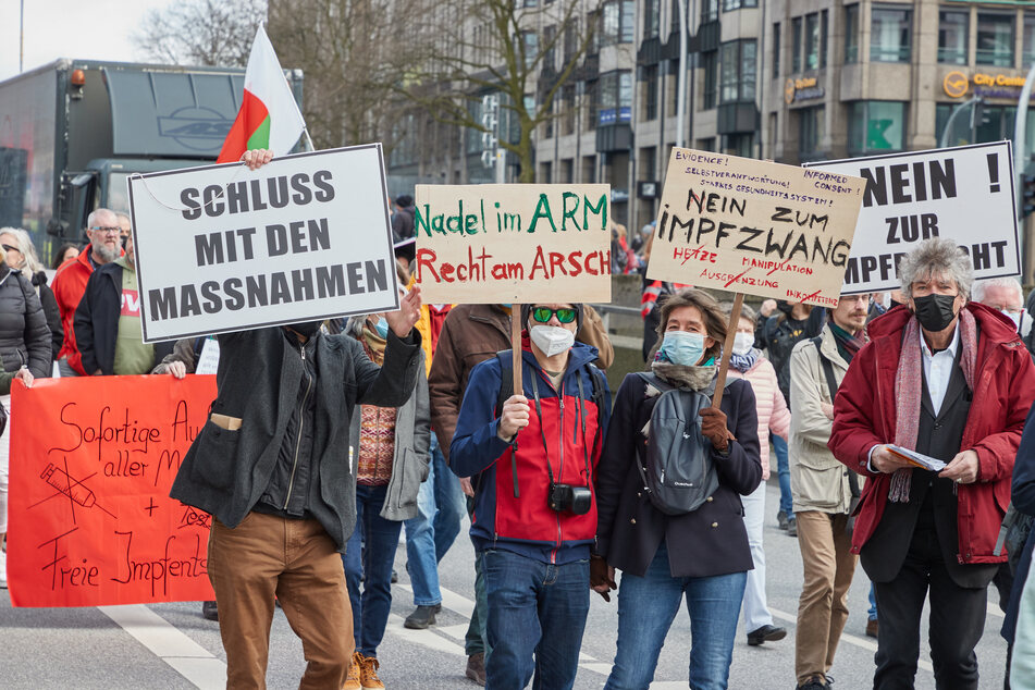 Seite an Seite mit Extremisten: 2000 Menschen bei Demo in Hamburg