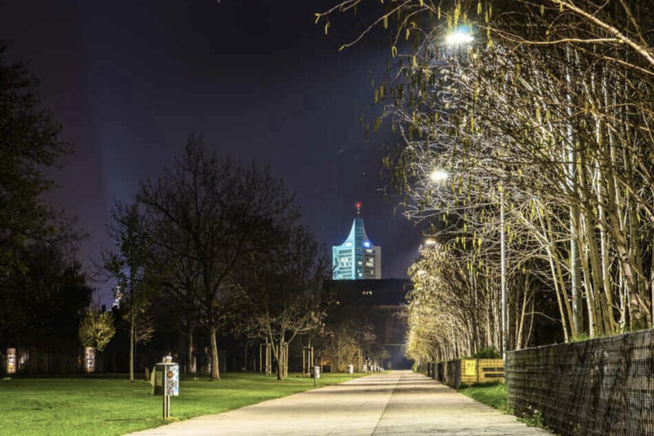 Der Lene-Voigt-Park wird am Sonntag in stimmungsvolles Licht getaucht. (Archivbild)